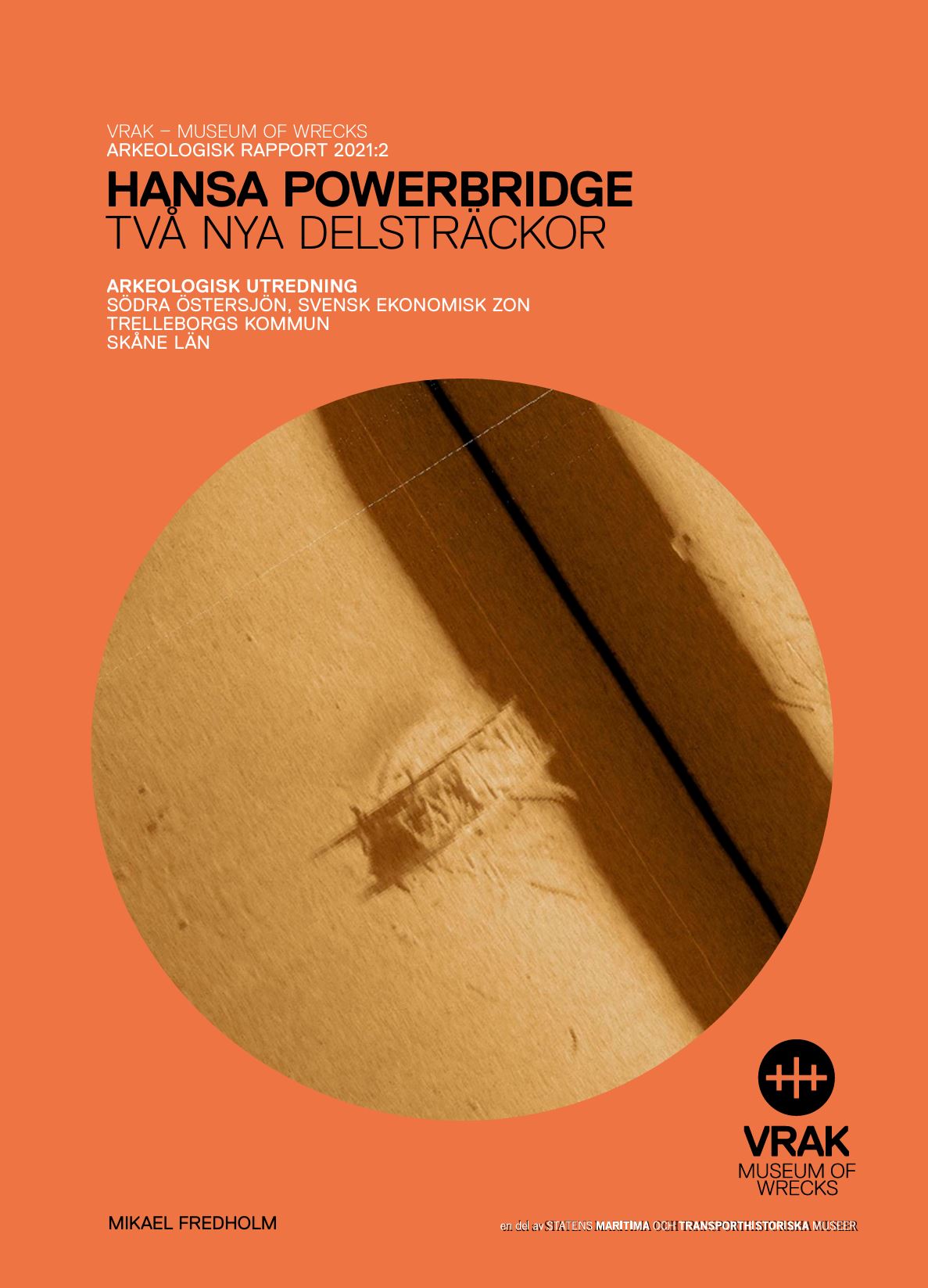 Orange rapportframsida med sonarfoto av botten i mitten. 
