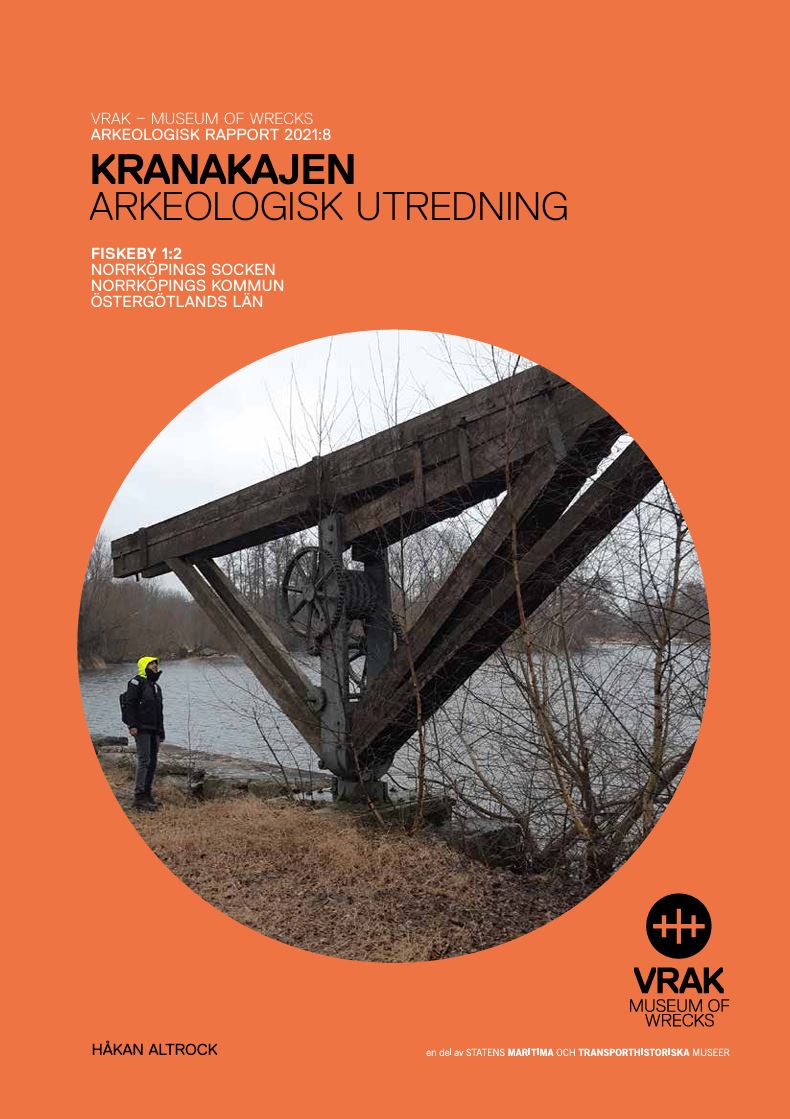 Orange rapportframsida med runt foto i mitten av person i höstväder som tittar på en kran i trä invid ett vattendrag. 