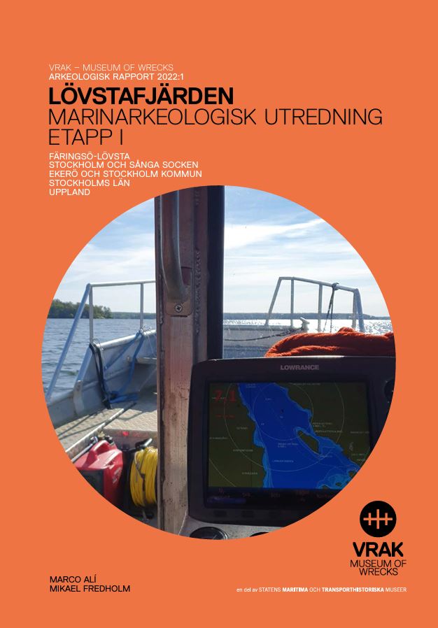 Orange rapportframsida med runt foto i mitten. Fotot är taget från en båt och visar digtalt sjökort och vågor. 