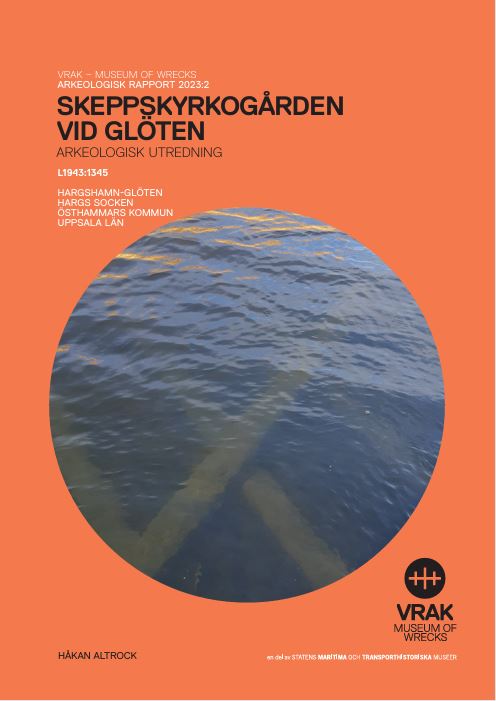 Orange rapportframsida med runt foto av vrak som anas under havsytan i mitten.