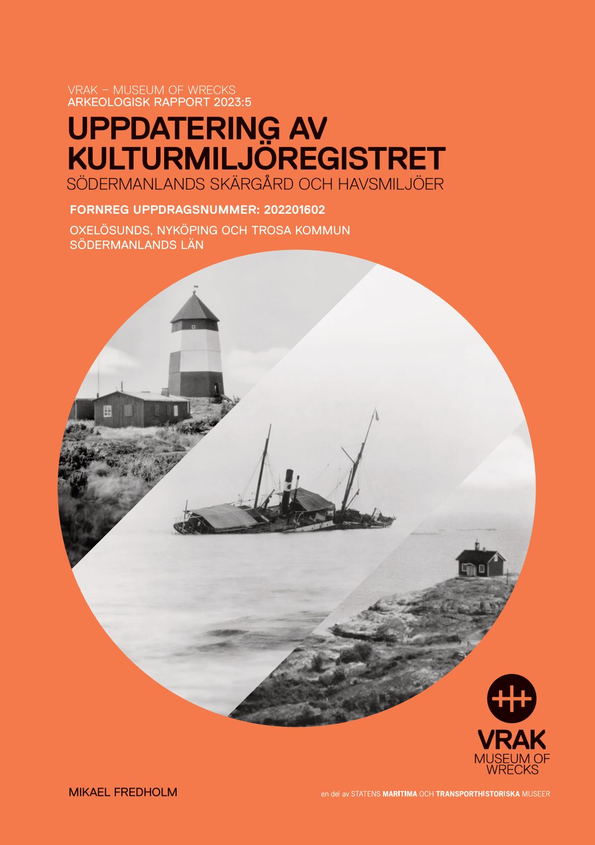 Orange rapportframsida med runt kollage av svartvita foton i mitten. Fotona visar en fyr, ett kantrat skepp och skärgårdsmiljö. 