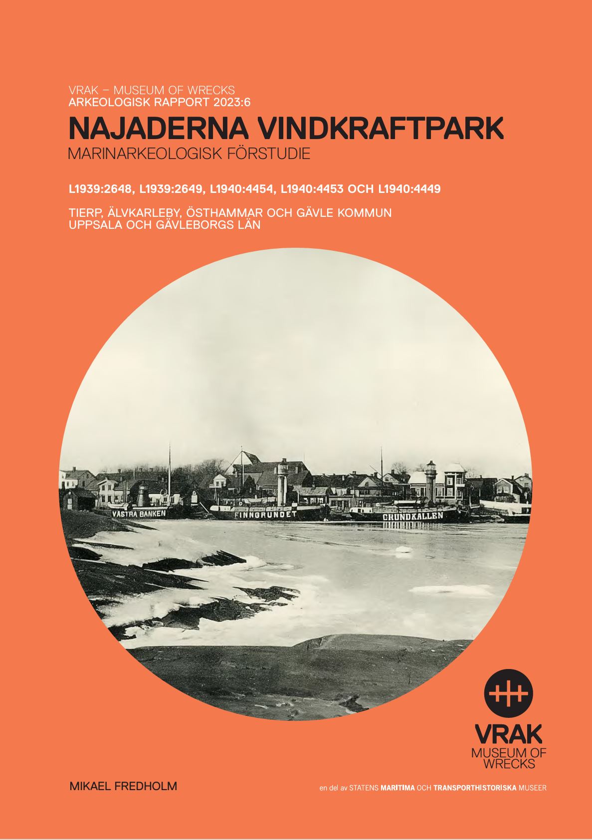 Orange rapportframsida med runt, vsartvitt foto i mitten. Fotot visar hamnmiljö med fyrskepp förtöjda vid brygga. 