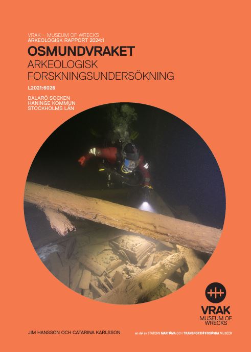 Orange omslag av rapport med runt foto i mitten. Foto visar dykare under vatten som lyser med ficklampa på vrak. 