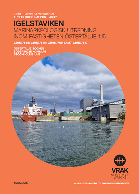 Orange rapportomslag med foto i mitten. Fotot är taget från vattnet och visar industribyggnad och färja.