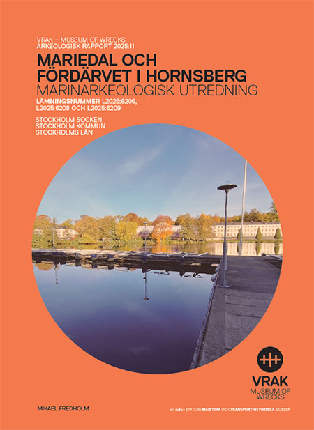 Orange rapport med ett runt foto av brygga och byggnad vid vatten i mitten.