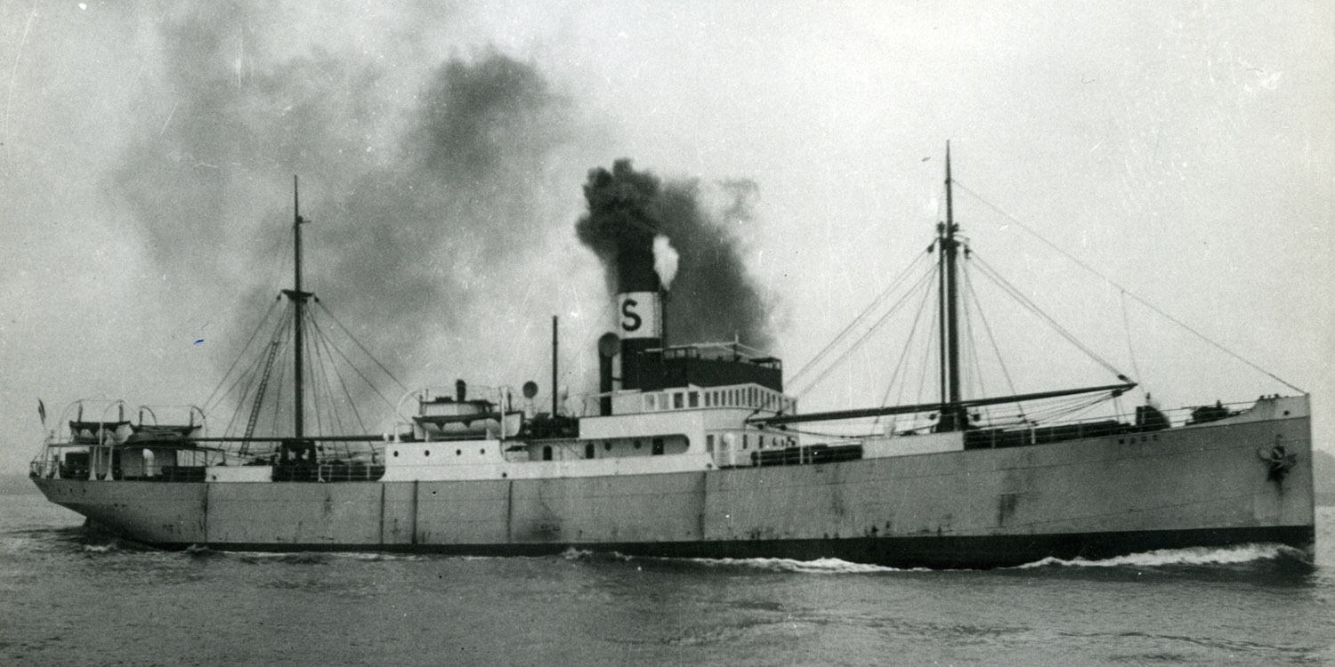 Svartvitt foto på ångfartyg med rök ur skorstenen.