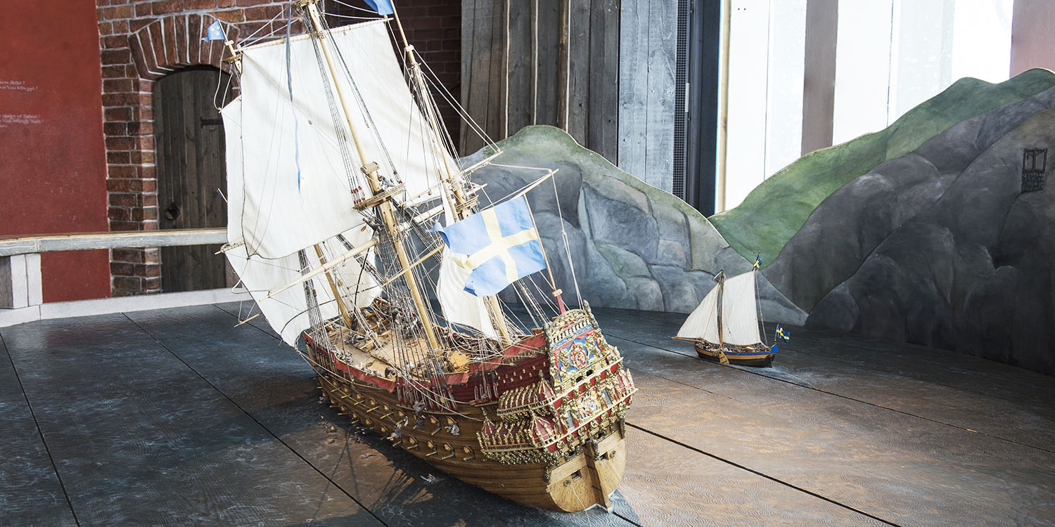 Modell av skeppet Vasa som är på väg att sjunka.