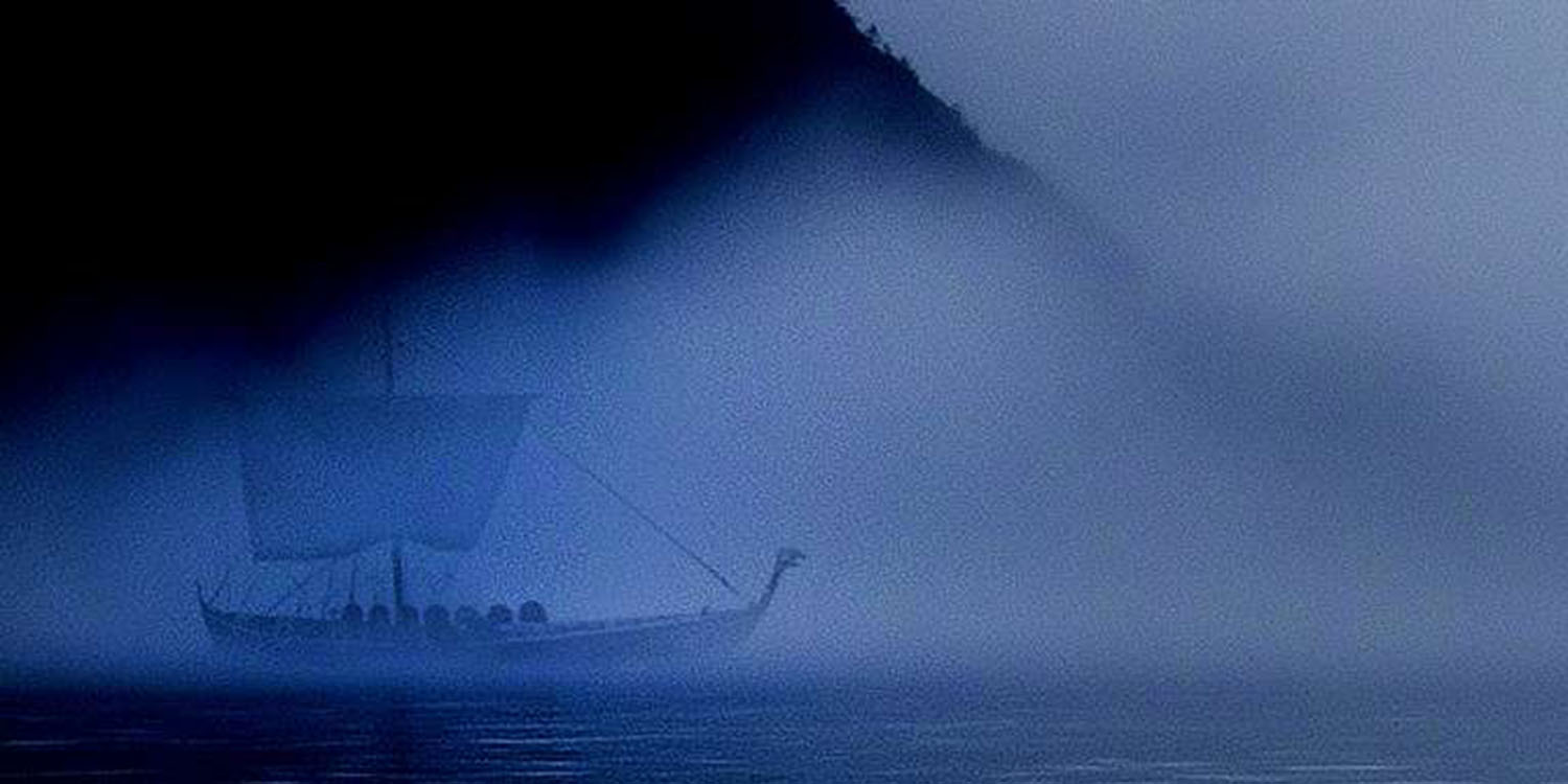 Blåtonad bild som visar ett vikingaskepp i dimma.
