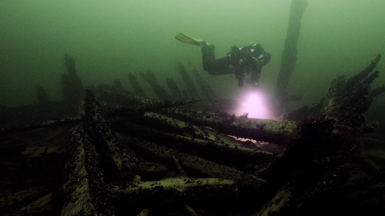 Marinarkeolog dyker på vraket Resande Man