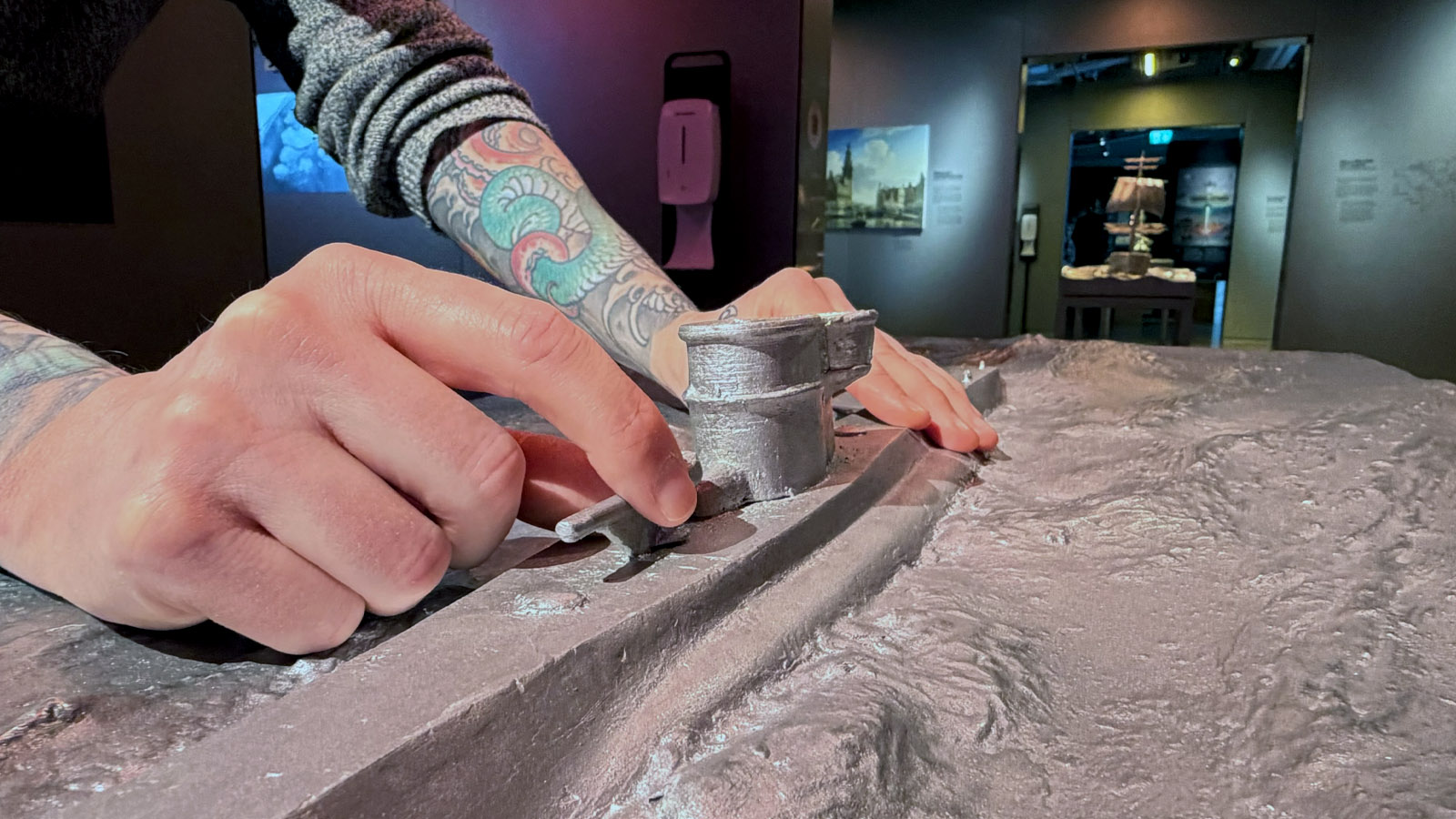 Taktila skeppsmodeller i en av museets utställningar