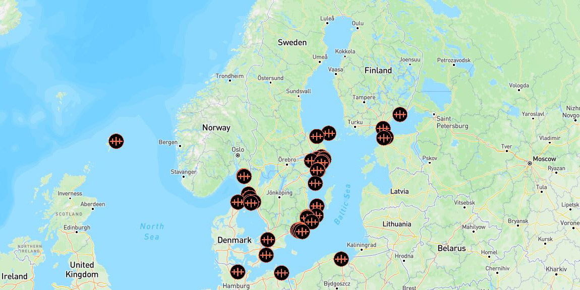 Kartbild över Norden och Baltikum med runda svart-orangea vraksymboler på olika ställen i haven. 
