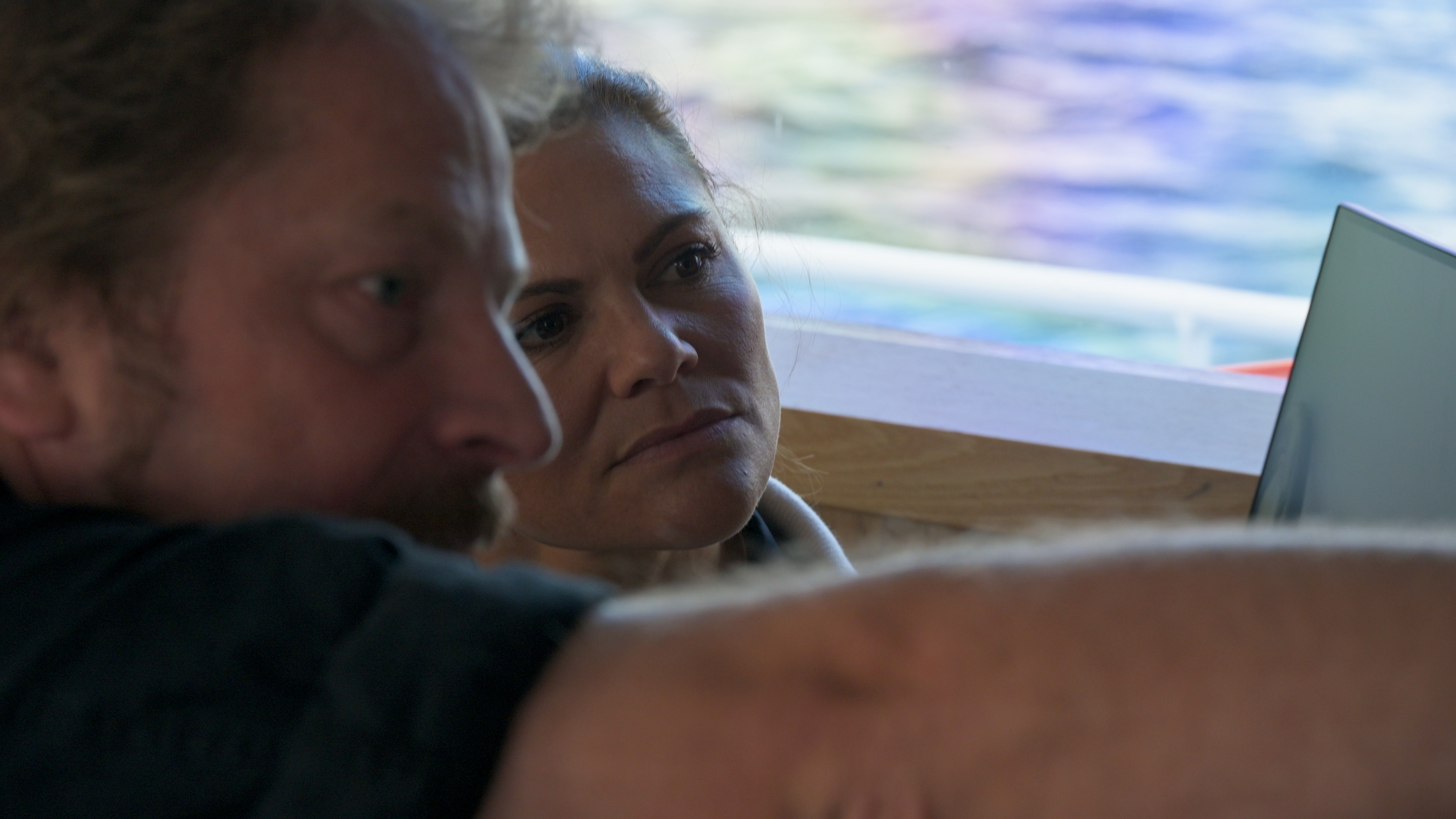 Två personer: Jim Hansson marinarkeolog på Vrak och kronprinsessan Viktoria tittar tillsammans på datorskärm, ombord på en båt. Vatten syns utanför fönstret. 