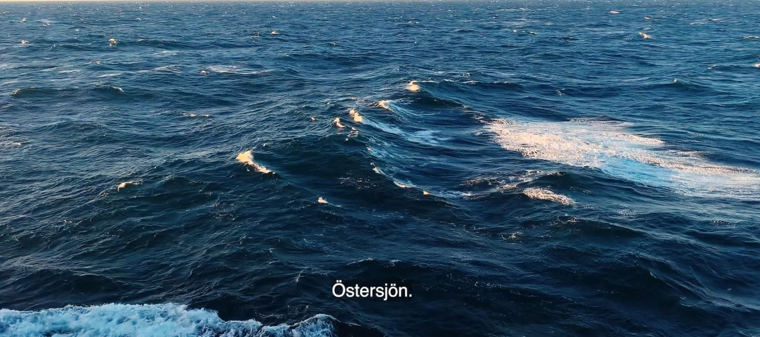 Foto av havsyta med vågor och texten Östersjön.