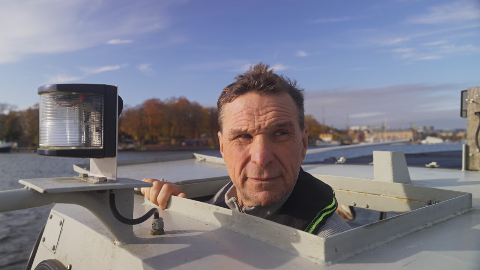 En man tittar upp från en båt