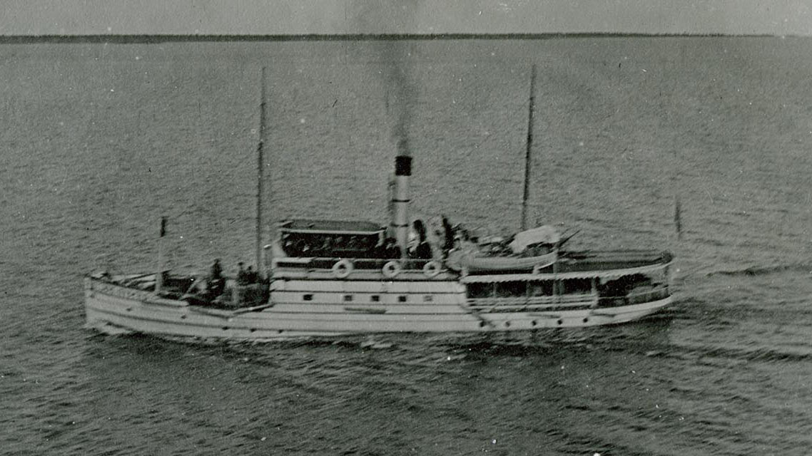 Svartvitt foto av ångfartyg på havet.