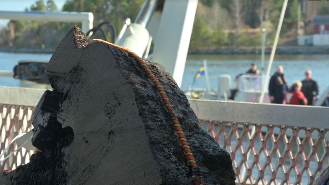 Träbit i mörk ek ombord på ett fartyg.