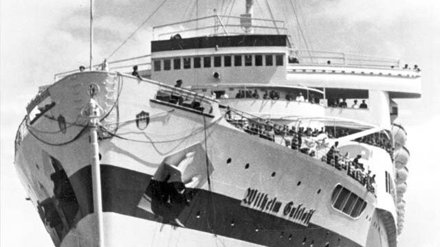 Svartvitt foto av fören på fartyget  Wilhelm Gustloff.