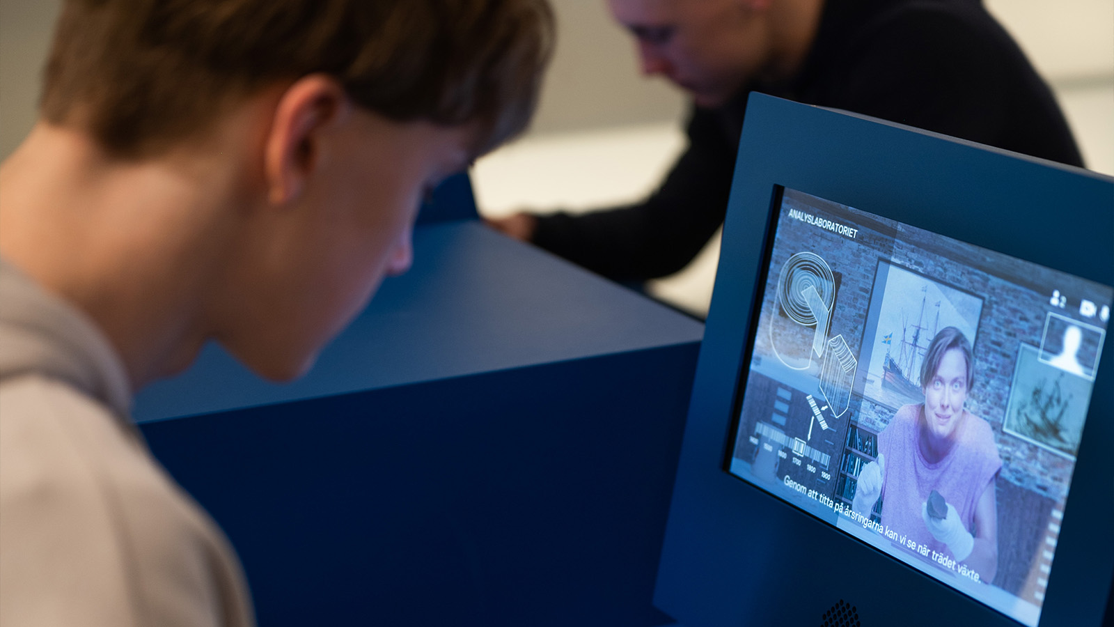 Tonåringar forskar vid en station i museet