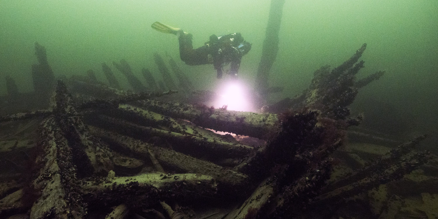 Marinarkeolog dyker på vraket Resande man